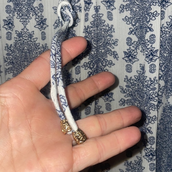 •HEARTLOOM•WHITE/BLUE FLORAL CROCHET LACE UP GAUZE MATERIAL BLOUSE SIZE SMALL - Picture 4 of 8